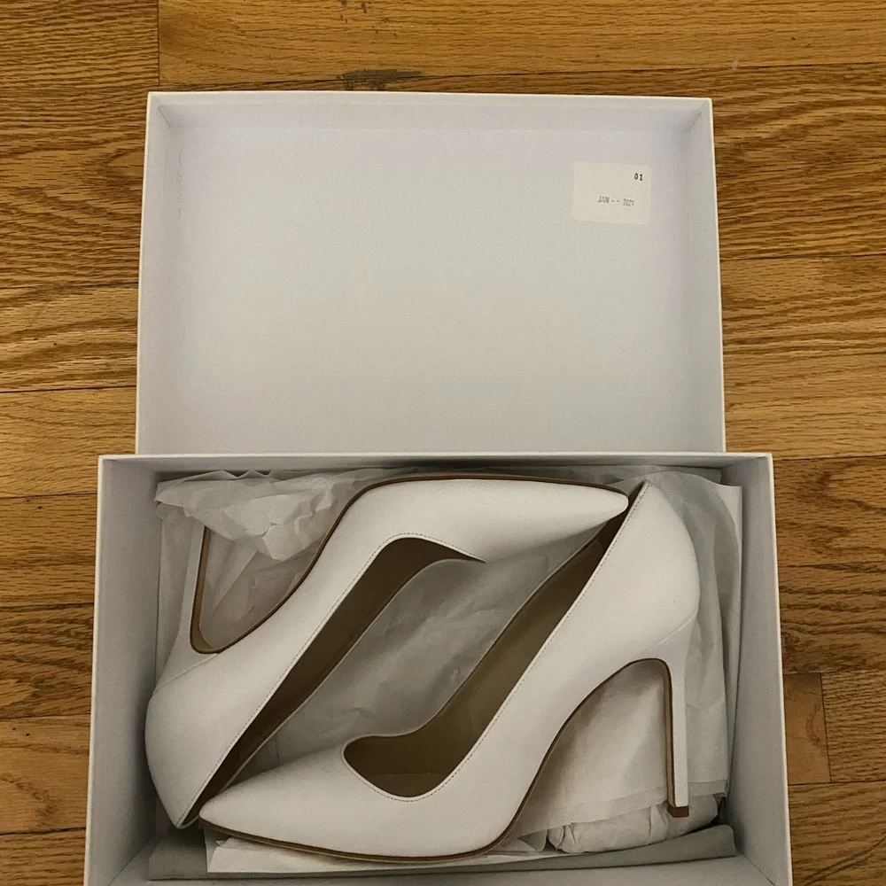 Manolo Blahnik BB Calf Leather Pointed Toe Pumps